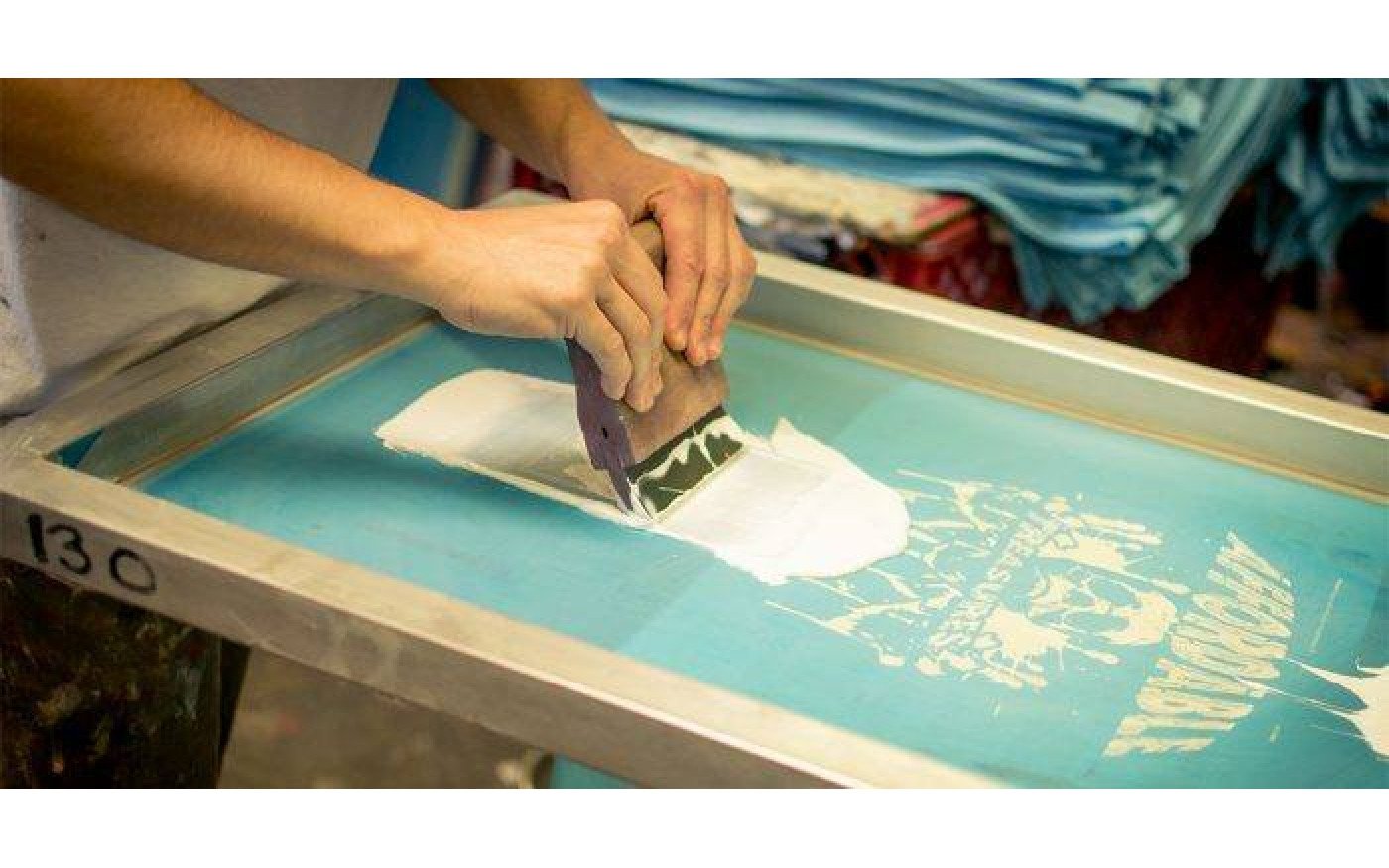 In Logo, chữ lên bao bì giá rẻ giúp quảng bá thương hiệu hiệu quả 4 Công nghệ in lụa
