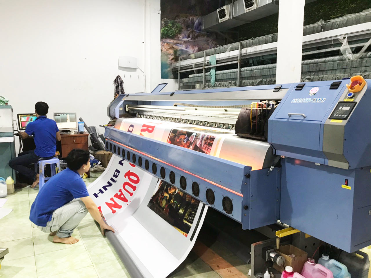 Thiết kế logo chè đẹp mắt và ấn tượng cho thương hiệu của bạn 14 Công nghệ in UV