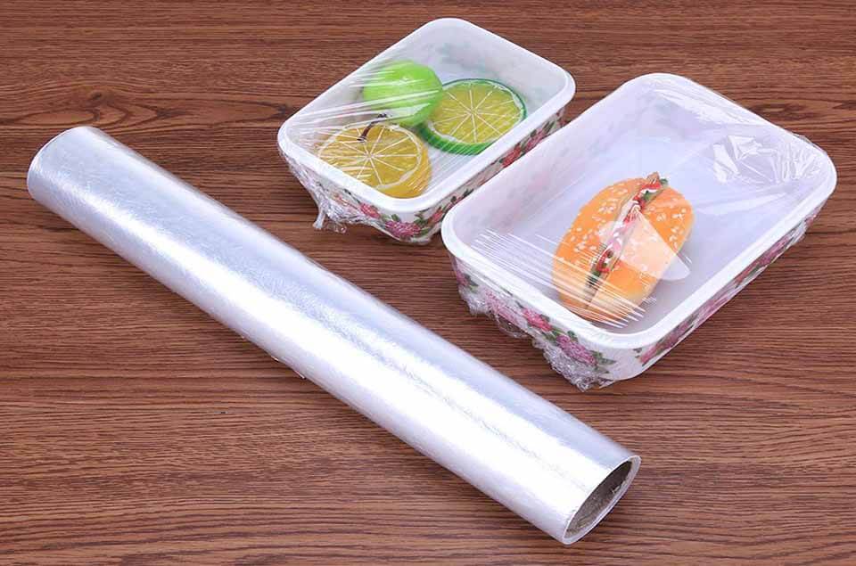 Màng bọc thực phẩm PE là gì? Loại nào tốt nhất giữa chất liệu PE và PVC 2 Đối chiếu chi tiết màng bọc thực phẩm PE và PVC