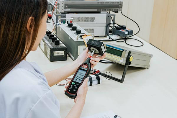 Tần suất thực hiện hiệu chuẩn thiết bị là bao lâu?