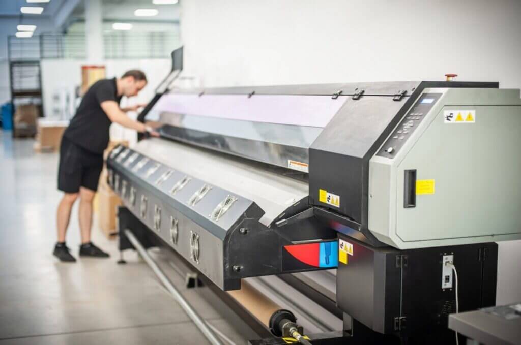 In 6 màu là gì và những ứng dụng thực tế đầy ấn tượng 5 Vận hành máy in 6 màu có đòi hỏi kỹ thuật cao